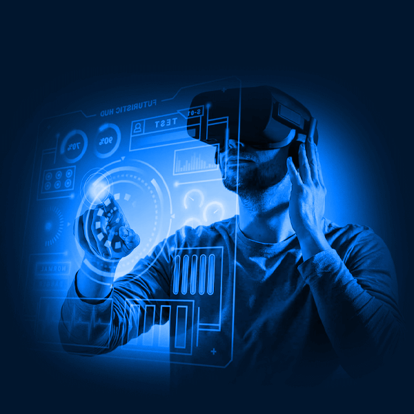 Pessoa imersa em ambiente virtual, manipulando interface holográfica com tecnologia avançada